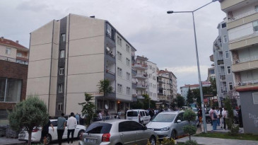 Husumetlisini eşinin ve çocuklarının gözü önünde öldüren polis, meslektaşlarını arayıp kendisini ihbar etti